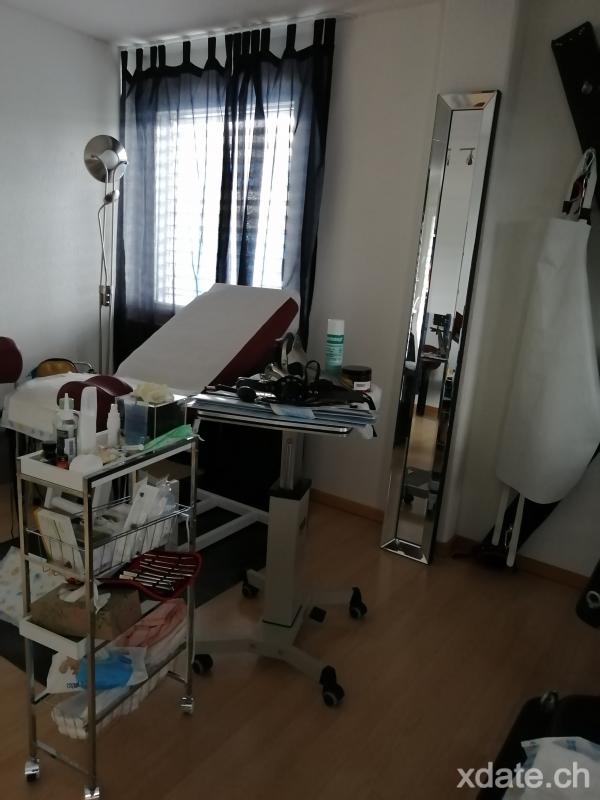 Doktor versorgt die Patientin mit Sperma Doktor versorgt die Patientin mit Sperma